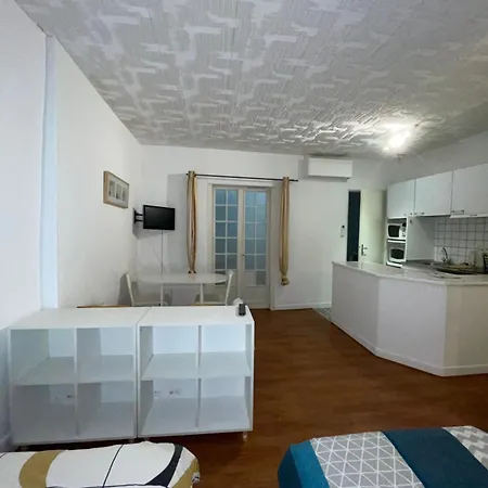 Appartement N•2 Avec Patio En Plein Cœur De La *