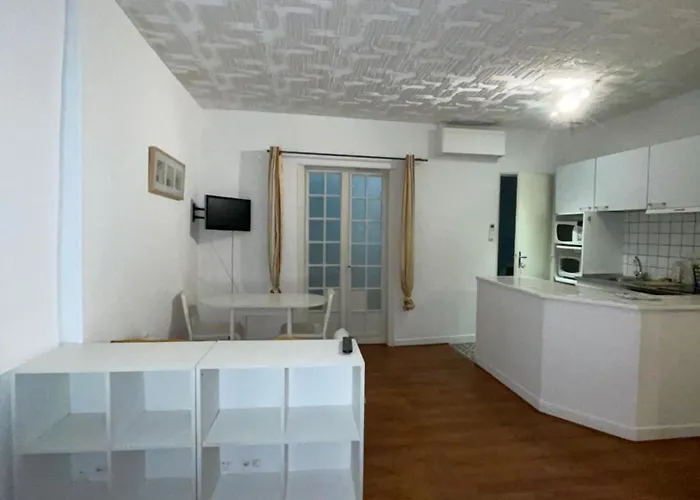 Appartement N•2 Avec Patio En Plein Cœur De La *