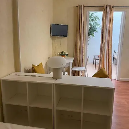 N•2 Avec Patio En Plein Coeur De La דירה *